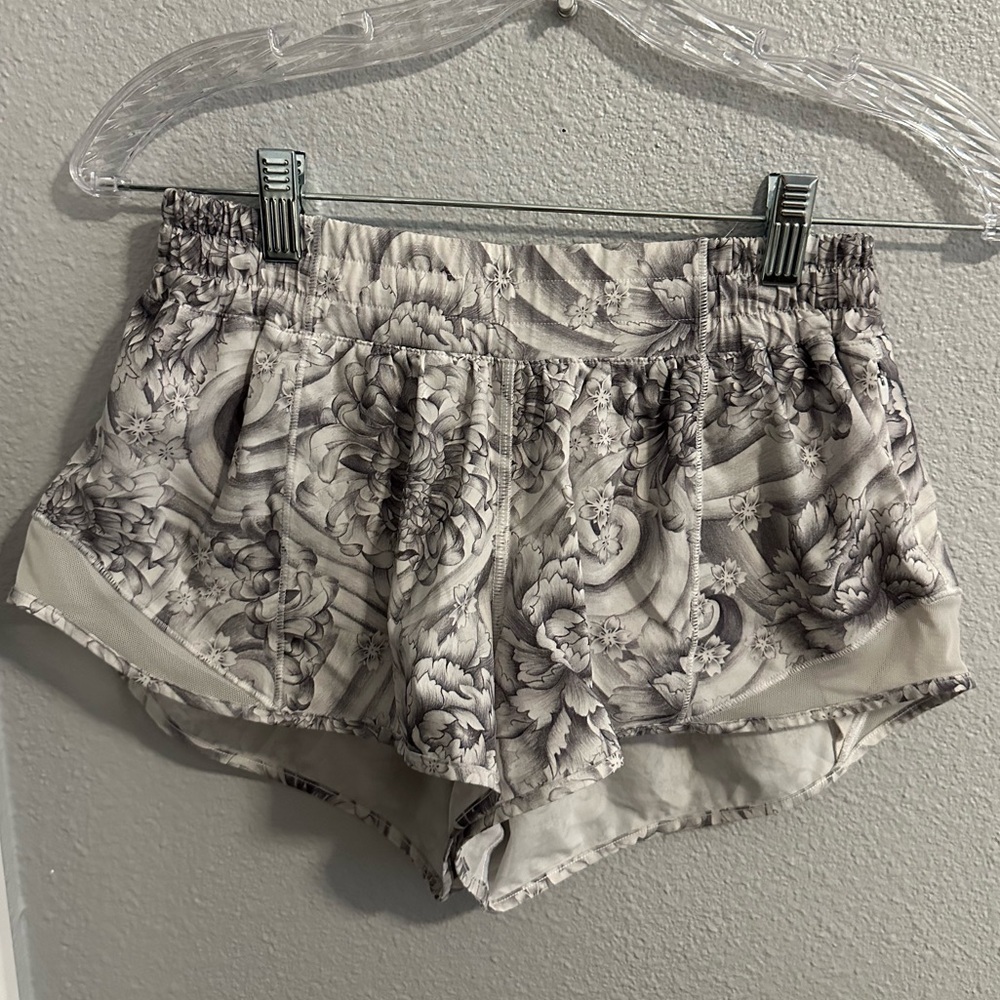 Lululemon low rise hotty hot short II mini twine white multi size 6 regular